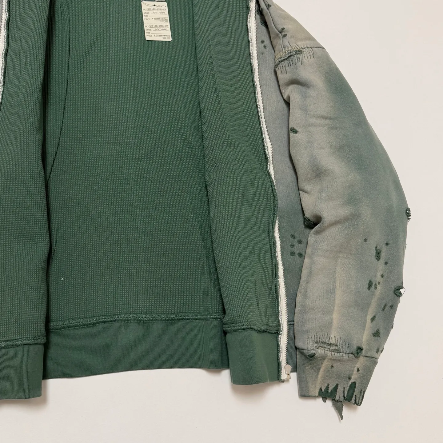 SAINT Mxxxxxx DBL FACE ZIP UP HOODIE/GREEN Double-layer destroyed waffle zipper jacket, washed green S-XL, a style that has been used in the summer. After continuous fine polishing, it has finally been shipped. The finished product is simply a work of art. Super heavy washing and distressing. Multiple water fades. Excessive hand-made wormhole destruction processing. Deconstruction and reorganization embroidery technology. Custom-made zippers with LOGO. The color details of the zipper webbing are also correct. Original grade fruit main label and wash water label. Top purchasing grade. A layer of waffle fabric is added to the inner lining to make the overall texture stronger and increase the comfort and warmth of the wearer.